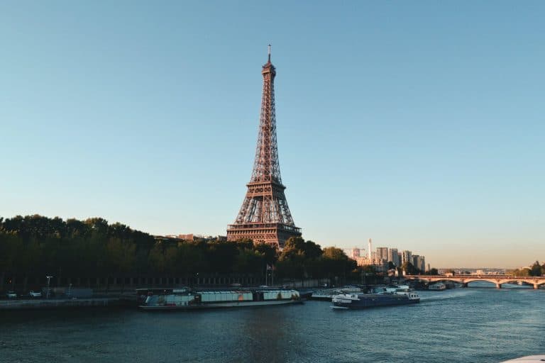 What are the tourist attractions in Paris?